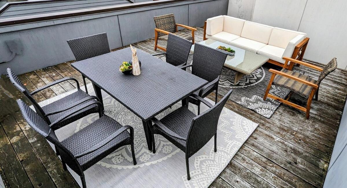 Rooftop Views Of The Space Needle, Sound, & Holiday home *