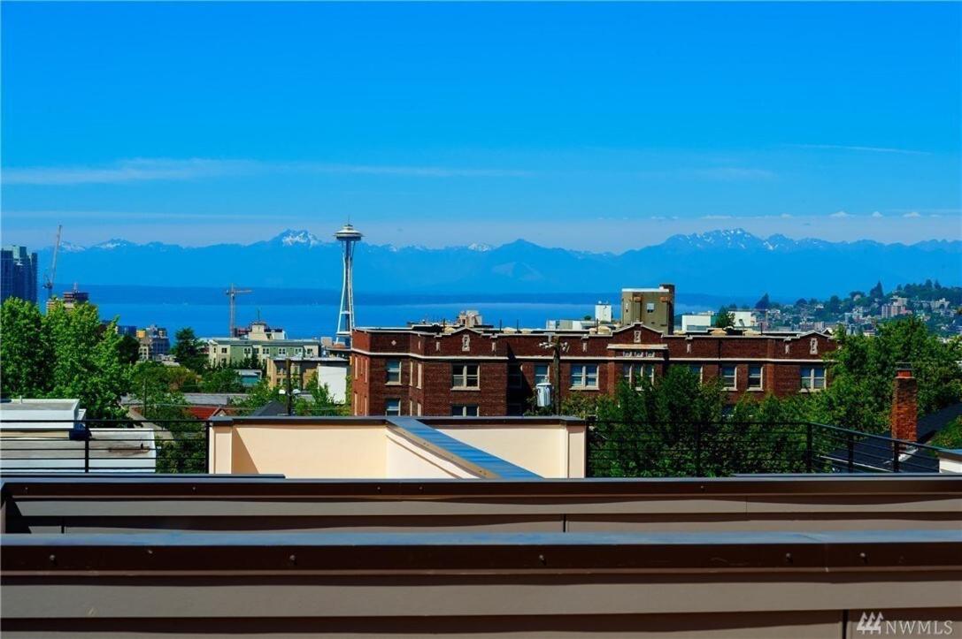 Holiday home Rooftop Views Of The Space Needle, Sound, &